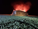 Nocny pożar balotów słomy na polu w Gaju [zdjęcia]