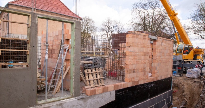 Rośnie nowy blok TBS w Stargardzie. Mieszkania, garaż podziemny, komórki lokatorskie 