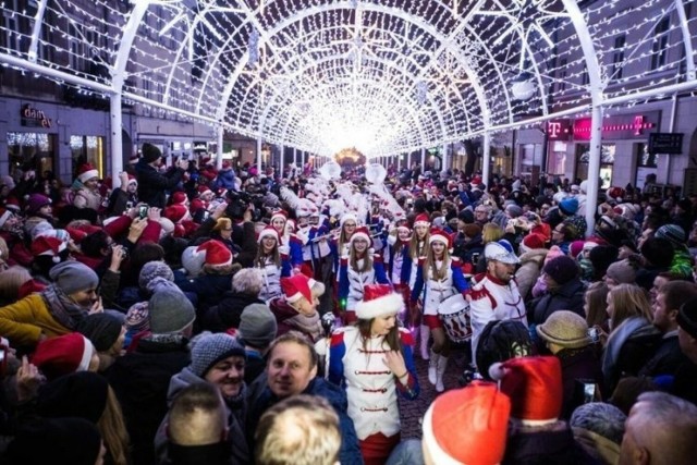 W środę 6 grudnia Orkiestra Grandioso znowu zagra na deptaku w Radomiu, będzie Świąteczna Parada Świateł i odpalenie iluminacji.