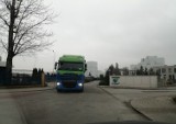 Kierowca ciężarówki zmarł na terenie zakładu w Łęczycy. Na miejscu straż i policja