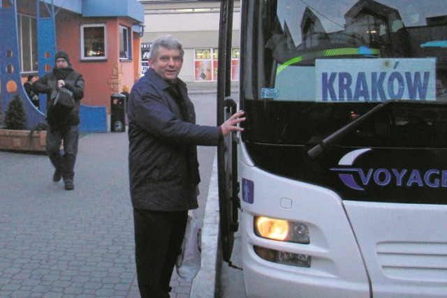 Zdobysław Praszyński z Nawojowej ubolewa, że na dworcu nie ma gdzie zjeść.  Zauważa, że zamiast baru jest dziś ciucholand