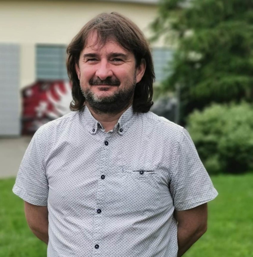 Dyrektor domu kultury w Szamocinie Dariusz Rybarczyk ściął włosy. Co za zmiana!
