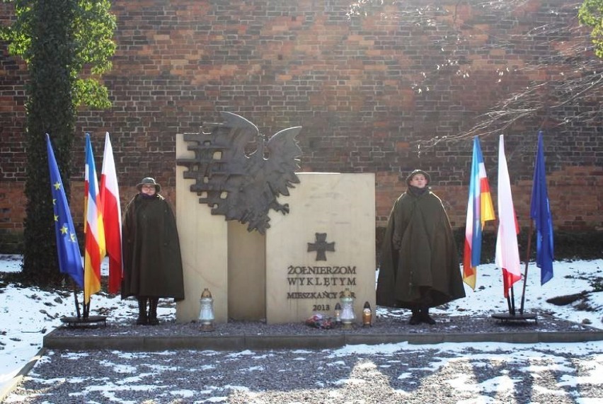 Złożyli kwiaty pod pomnikiem w Żorach, aby upamiętnić Żołnierzy Wyklętych