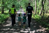 Dwóch małych chłopców zgubiło się w lesie. Szukała ich policja, mieszkańcy i rowerzyści ZDJĘCIA