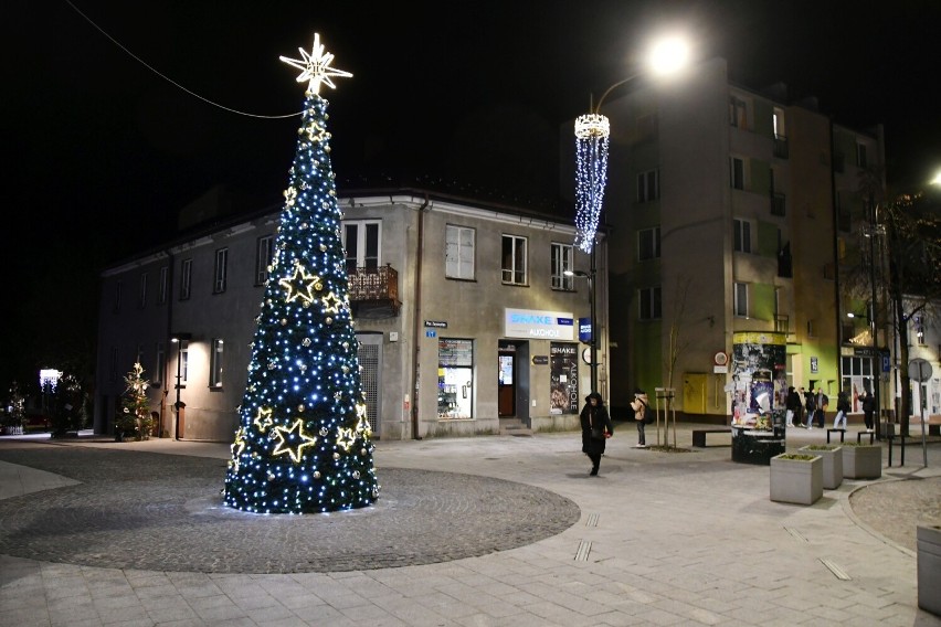 Świąteczne iluminacje Buska-Zdroju. Wciąż możemy je oglądać.