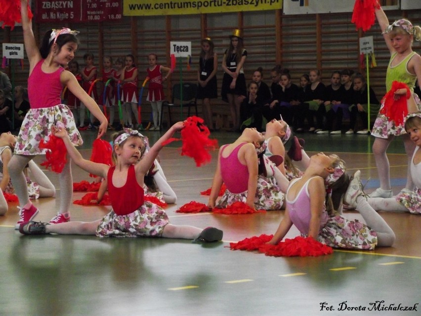 Uczestniczki festiwalu tańca w grupie klas I-III, "Gumisie"...