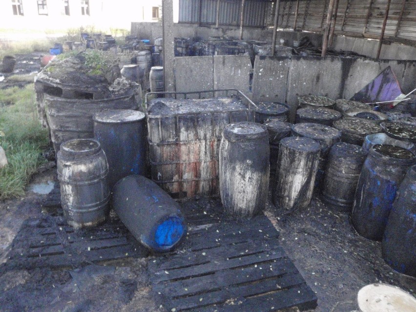 W Nowej Wsi Lęborskiej znaleziono setki beczek z olejem