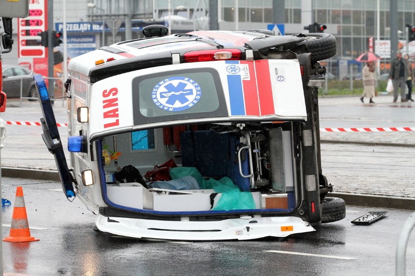 Wrocław: Wypadek karetki przewożącej pacjenta na skrzyżowaniu Bardzkiej i Armii Krajowej (ZDJĘCIA)