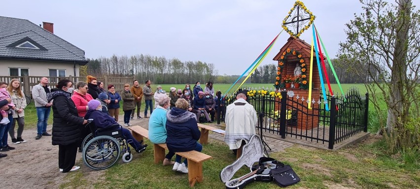 Nabożeństwa majowe przy kapliczkach w parafii Korczew ZDJĘCIA