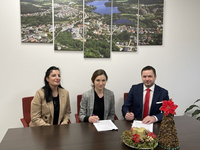 Wójt gminy Andrzej Chruścicki podpisał umowę na prowadzenie placówek edukacyjno-rozwojowych na terenie gminy Kolbudy.