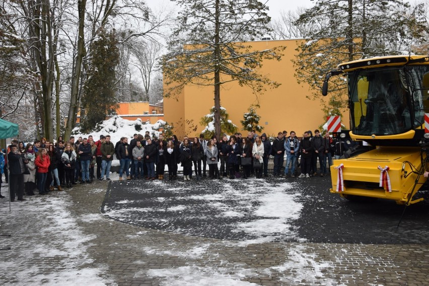 Szkoła w Nakle Śląskim ma nowy kombajn