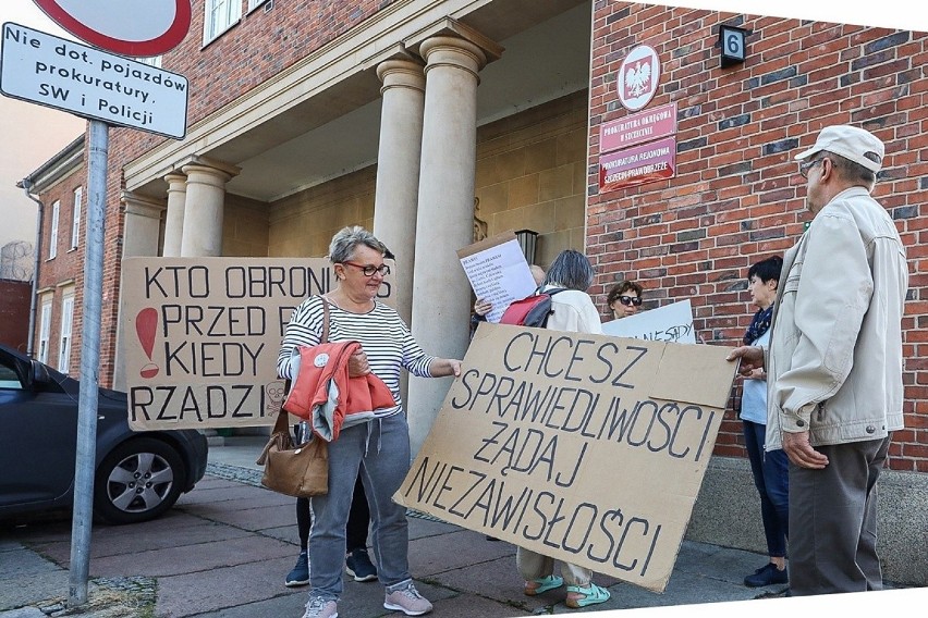 Protestowali przed prokuraturą w Szczecinie [ZDJĘCIA] 