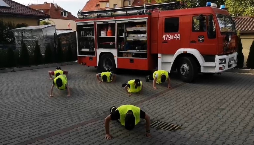 Młodzieżowa Drużyna Pożarnicza z OSP w Lęborku ćwiczyła pompki dla Wojtusia. W kolejce są już kolejne grupy [ZDJĘCIA]