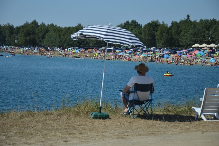 Upalna sobota pod Tarnowem. Tłumy plażowiczów na kąpieliskach w Radłowie i Jurkowie [DUŻO ZDJĘĆ]