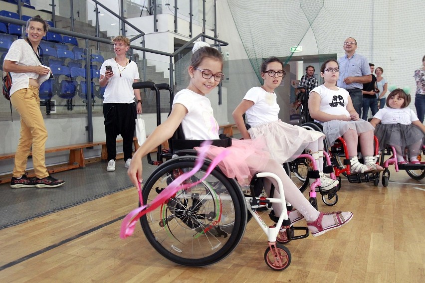Warsztaty taneczne w Łodzi. Niepełnosprawne dzieci tańczyły na wózkach inwalidzkich [ZDJĘCIA]