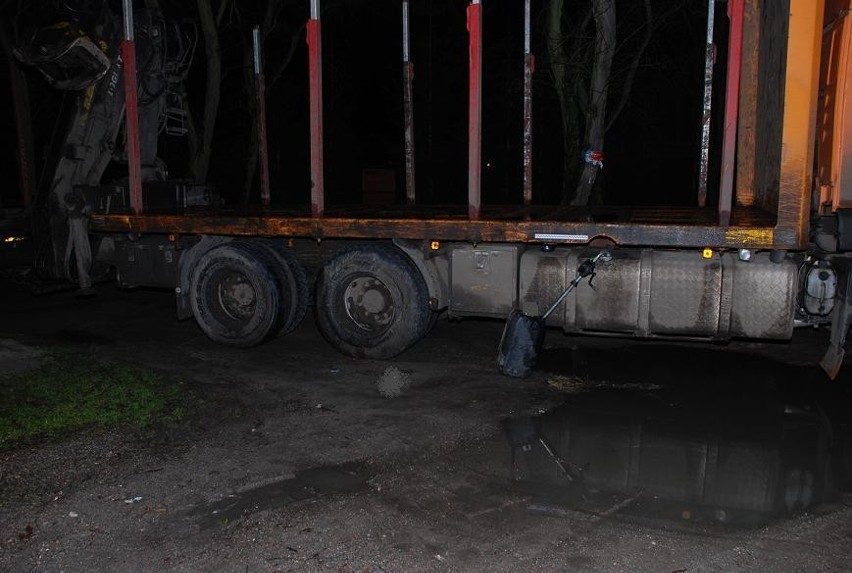 Policja w Kwidzynie: Odpowiedzą za kradzież 500 litrów paliwa z ciężarówki [FOTO]
