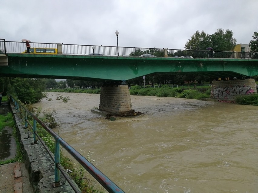 Przekroczone stany alarmowe na Dunajcu i Kamienicy. Najwyższy stopień zagrożenia