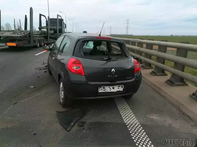 Pod Brzegiem kierowca renault uderzył w bariery rozdzielające jezdnie autostrady.