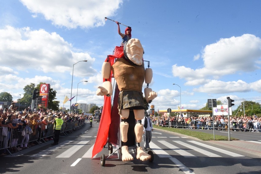 Zeszłoroczny korowód winobraniowy, którzy przeszedł Aleją...