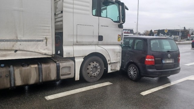 Wypadek tira i volkswagena sharana na ul. Żmigrodzkiej przy zjeździe z węzła autostradowego. Kierowca samochodu ciężarowego nie zauważył, że przez kilkaset metrów pchał auto osobowe.