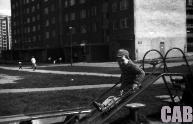 Plac zabaw przy blokach Kossutha 6 oraz Czumy 11 i 13 (Jelonki Północne – MSI)
Rok 1985, fot. Tytus Reyman
