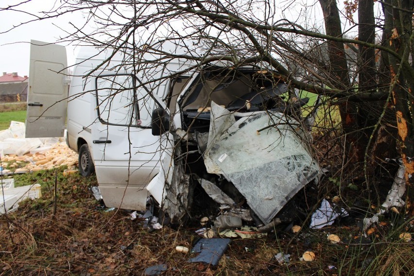 Wypadek w Paczuskach. Samochód z pieczywem wjechał w drzewo