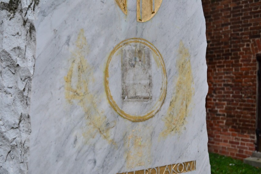 Kwidzyn: Zdewastowano obelisk Jana Pawła II. Policja szuka sprawcy [ZDJĘCIA]