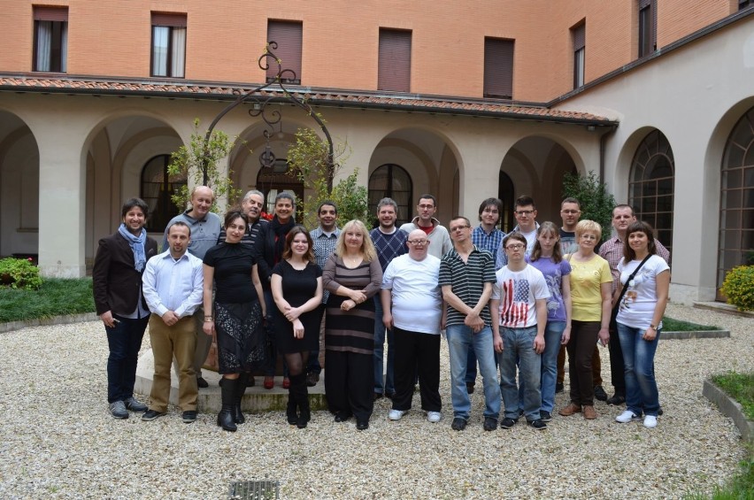 Rodzinna fotografia uczestników spotkania we Włoszech.