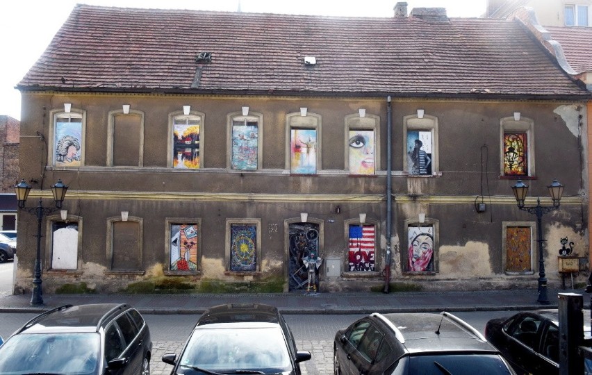 Street art przy ulicy Wiejskiej w Świebodzinie, mimo upływu lat, wciąż intryguje. To miejsce jest kolorowe, wesołe i tajemnicze [ZDJĘCIA]