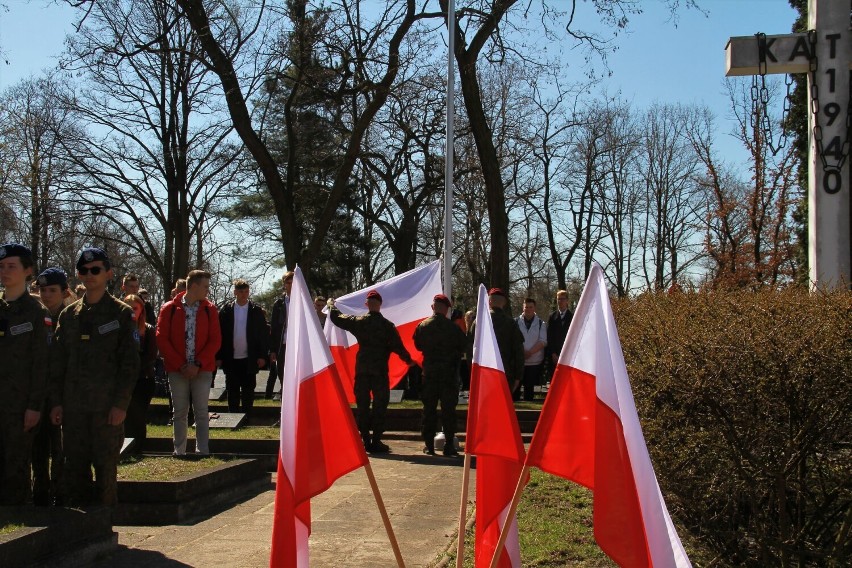 82. rocznica zbrodni katyńskiej w Tomaszowie. Obchody na cmentarzu wojennym [ZDJĘCIA]