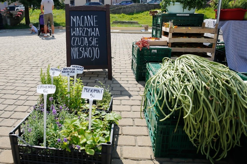 Kraków. Sobotni targ pietruszkowy w Podgórzu niezmiennie przyciąga klientów [ZDJĘCIA]