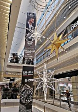 Kraków. Centra handlowe gotowe na Boże Narodzenie w połowie listopada. Dekoracje, iluminacje. Kiedy wrócą klienci? [ZDJĘCIA]