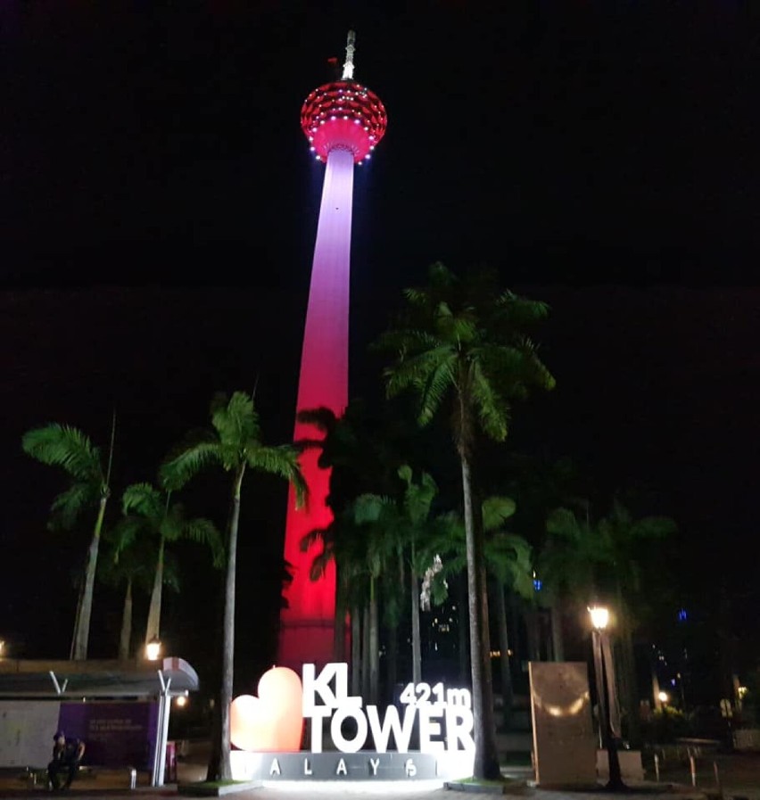 Wieża w Kuala Lumpur podświetlona na biało-czerwono. Nowogardzki akcent