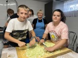Dziecięco-seniorskie gotowanie w Gminnym Ośrodku Kultury w Łużnej. Co wynikło ze wspólnego mieszania w garnkach?