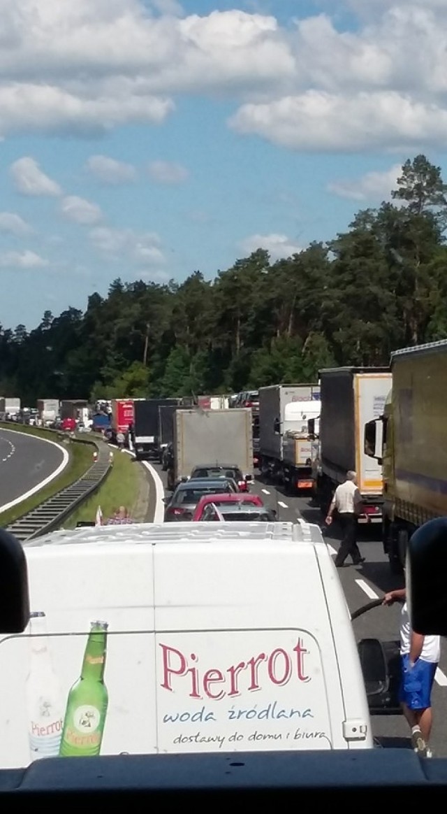 Wypadek na autostradzie A4: Z powodu wypadku dwóch ciężarówek autostrada jest zablokowana