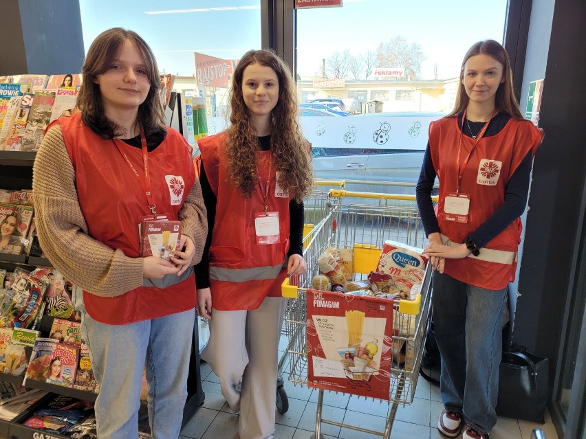 Uczniowie ZSP 1 w Radomsku wzięli udział w zbiórce żywności ph. "Tak - pomagam"
