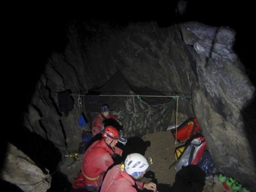 Tak ratownicy szukają uwięzionych w jaskini grotołazów z Wrocławia. Zobacz zdjęcia