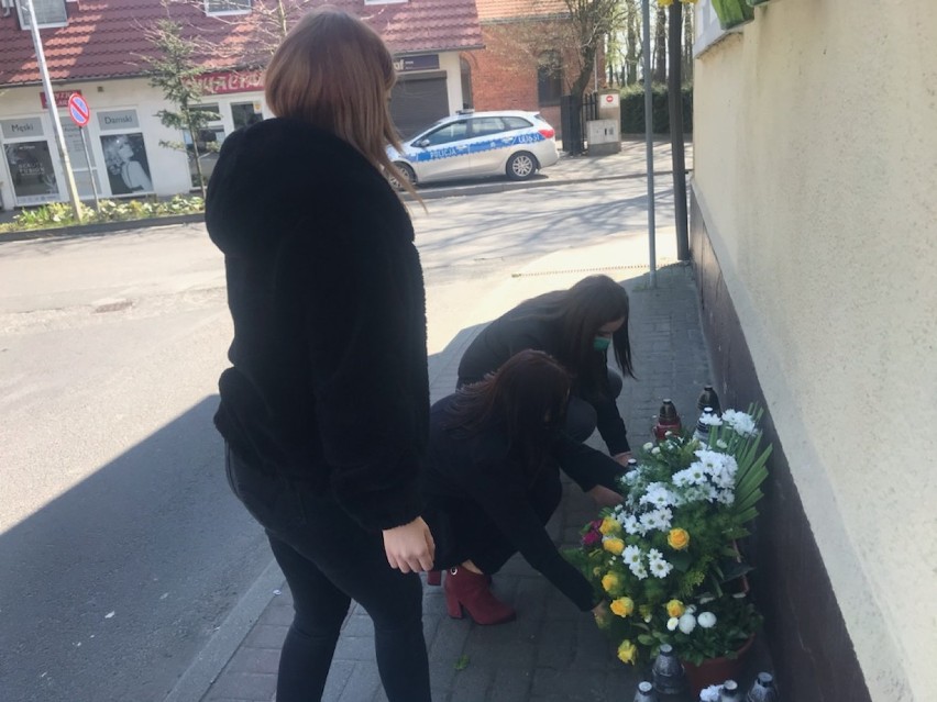 Młodzież złożyła wiązankę kwiatów i zapaliła znicze pod tablicą upamiętniającą Jana Pawła II