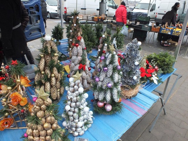 W sobotę na starachowickim targowisku już było kilka stoisk ze świątecznymi ozdobami