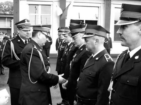 Ryszard Popyk zastępca komendanta wojewódzkiego Straży Pożarnej odznacza zabrzańskich strażaków.