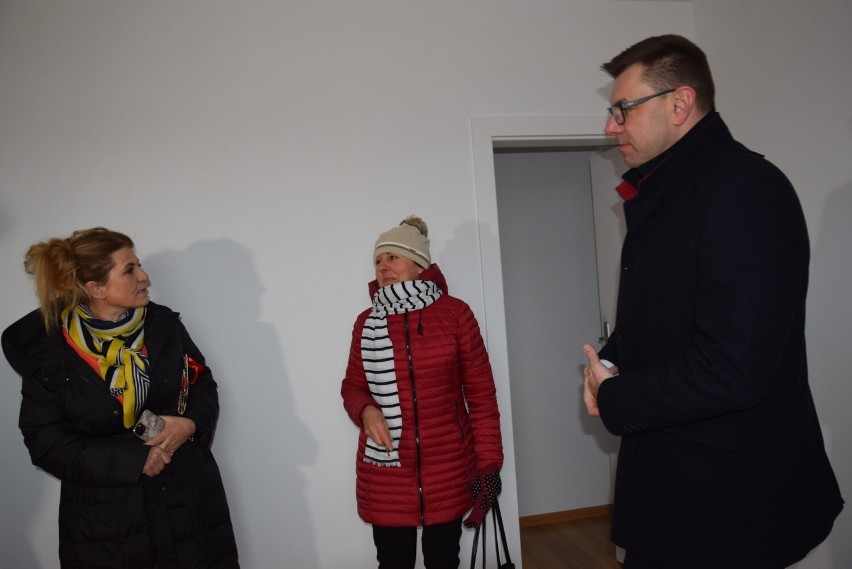 Łzy wzruszenia i szczęścia mieszkańców Sandomierza, którzy odebrali klucze do komunalnych mieszkań. Zobacz zdjęcia i film