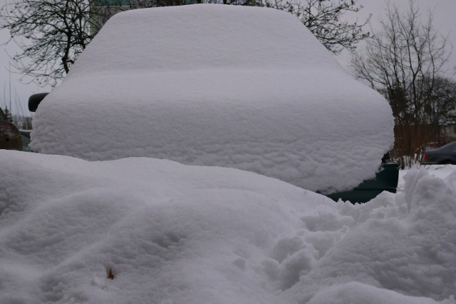 Śnieg na dachu samochodu jest mniej niebezpieczny od śniegu na dachu budynku