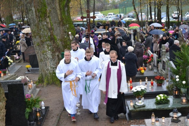 Po mszy św. o godz. 13.30 procesja wyruszyła z kolegiaty na górny cmentarz. Uroczystości na dolnym cmentarzu w czwartek po mszy św. o godz. 16.30.