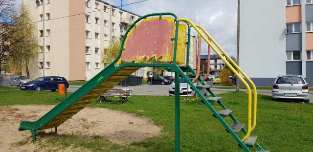 Mieszkańcy osiedla Tysiąclecia w Zduńskiej Woli chcą nowego, bezpiecznego placu zabaw dla dzieci. Obecny jest w tak opłakanym stanie, że rodzice boją się puszczać tam dzieci