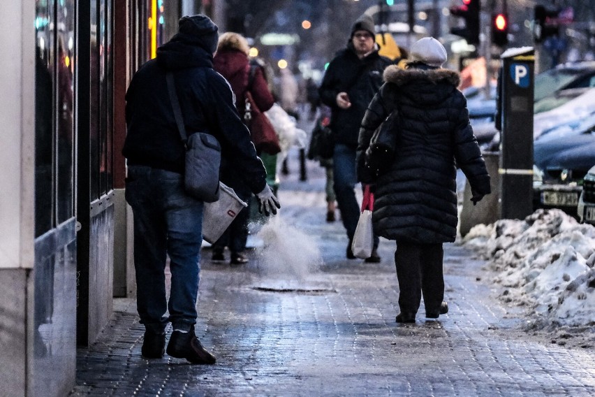 Oblodzone chodniki w Warszawie