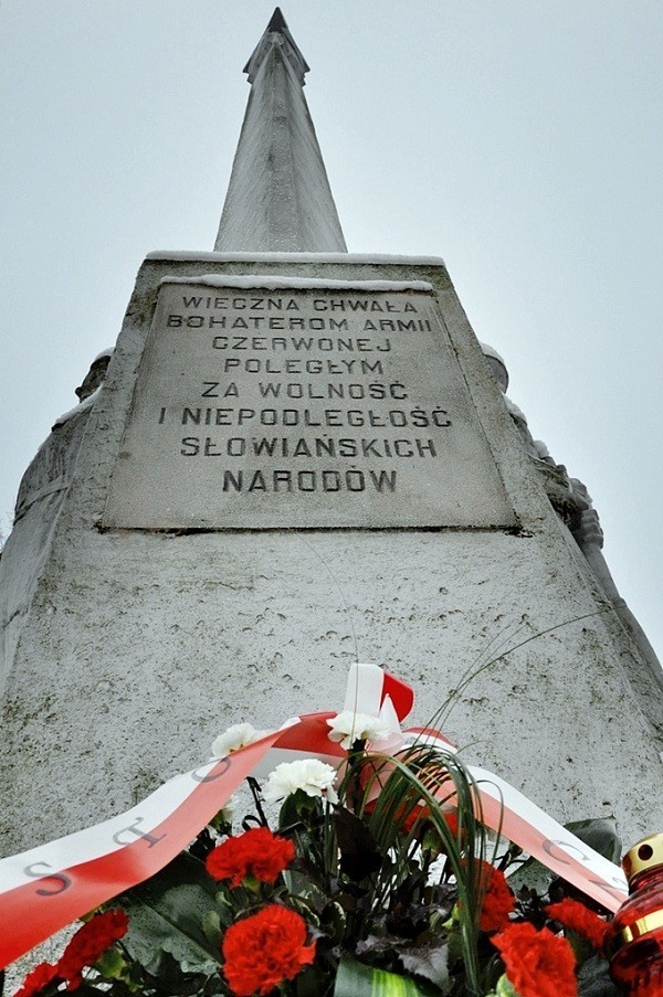Częstochowa: 16 stycznia w rocznicę wyzwolenia miasta złożono kwiaty na grobach żołnierzy [ZDJĘCIA]