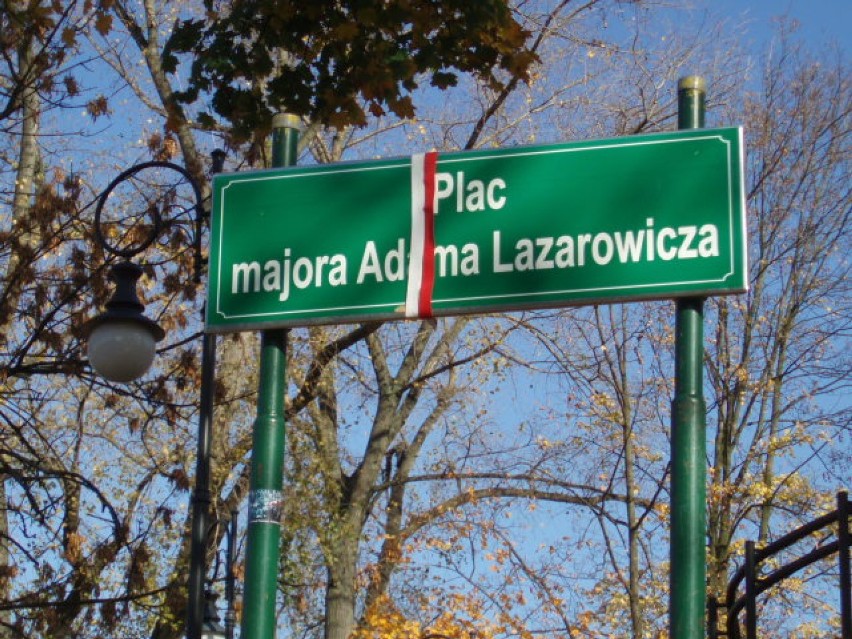 Biało-czerwone barwy na placu majora Adama Lazarowicza