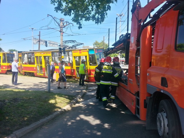 Na Aleksandrowskiej w Łodzi tramwaj zderzył się z ciężarówką