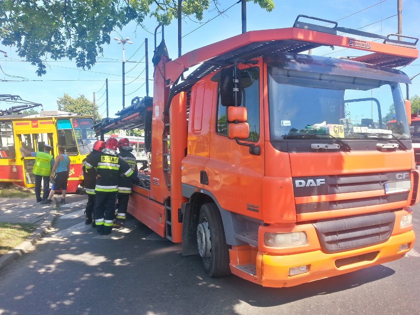 Na Aleksandrowskiej w Łodzi tramwaj zderzył się z ciężarówką