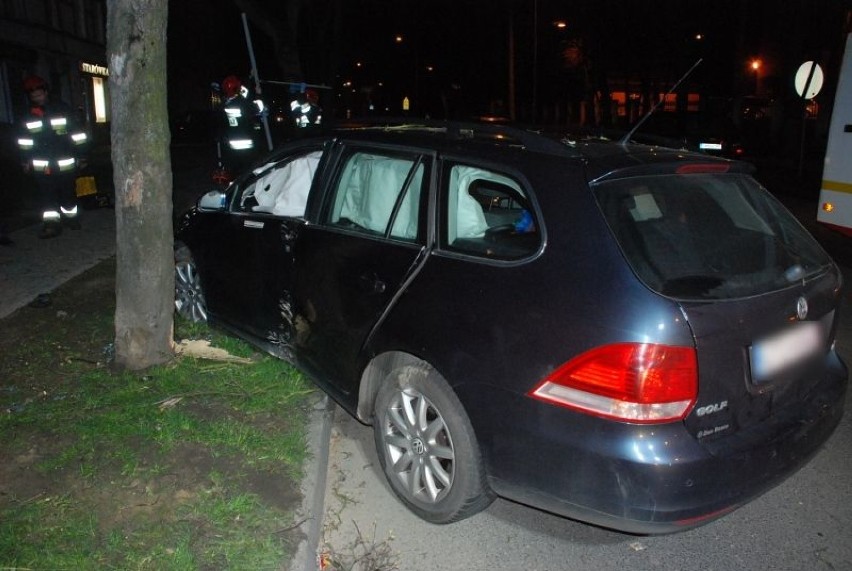 Wypadek w Tczewie: pasażer zaciągnął ręczny, samochód wjechał w drzewo [GALERIA]
